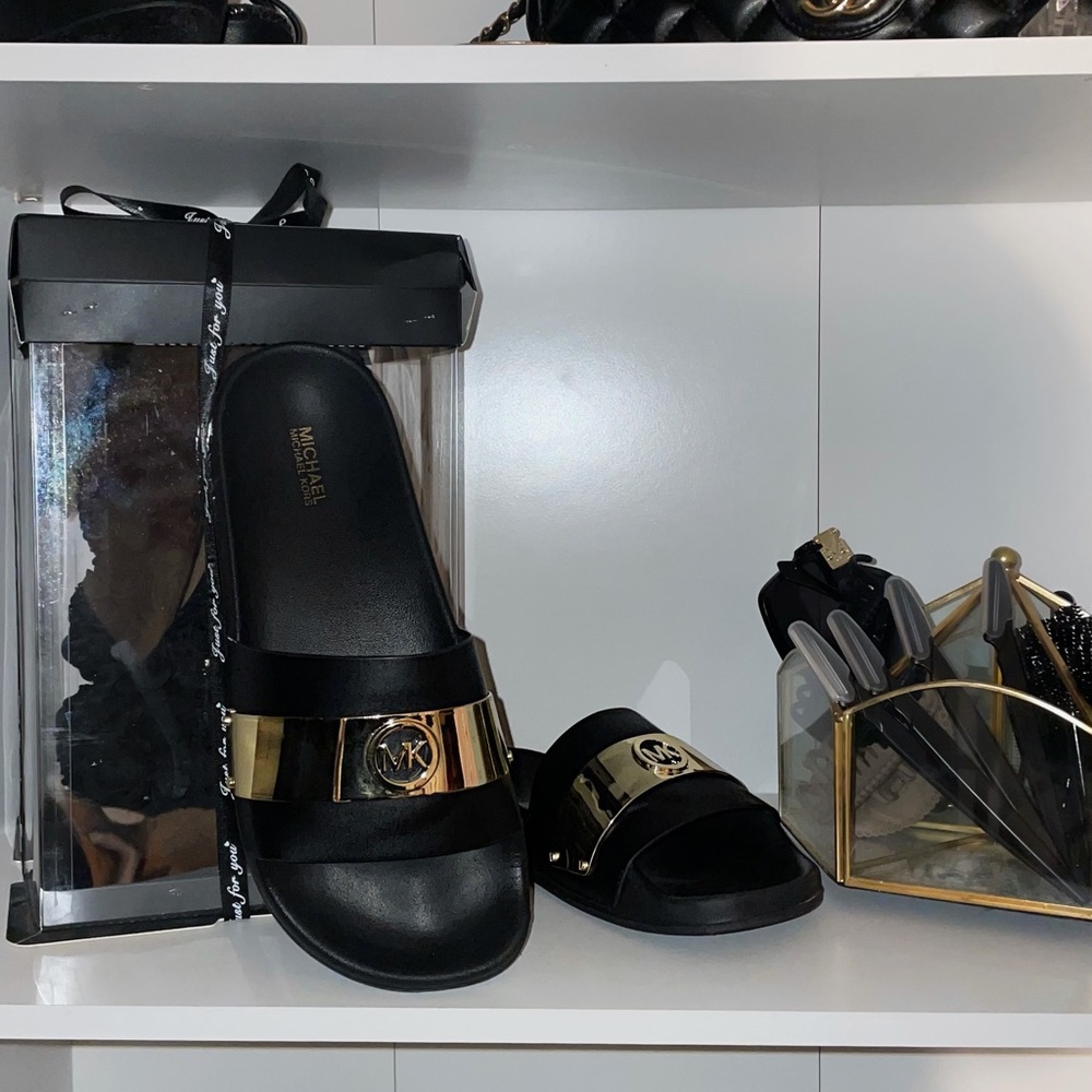MICHEAL KORS JET SLIDE SANDALS || BLACK & GOLD🖤💛